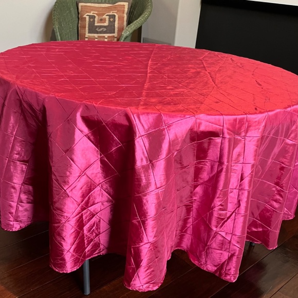 Round Tablecloth - Picture 1 of 4